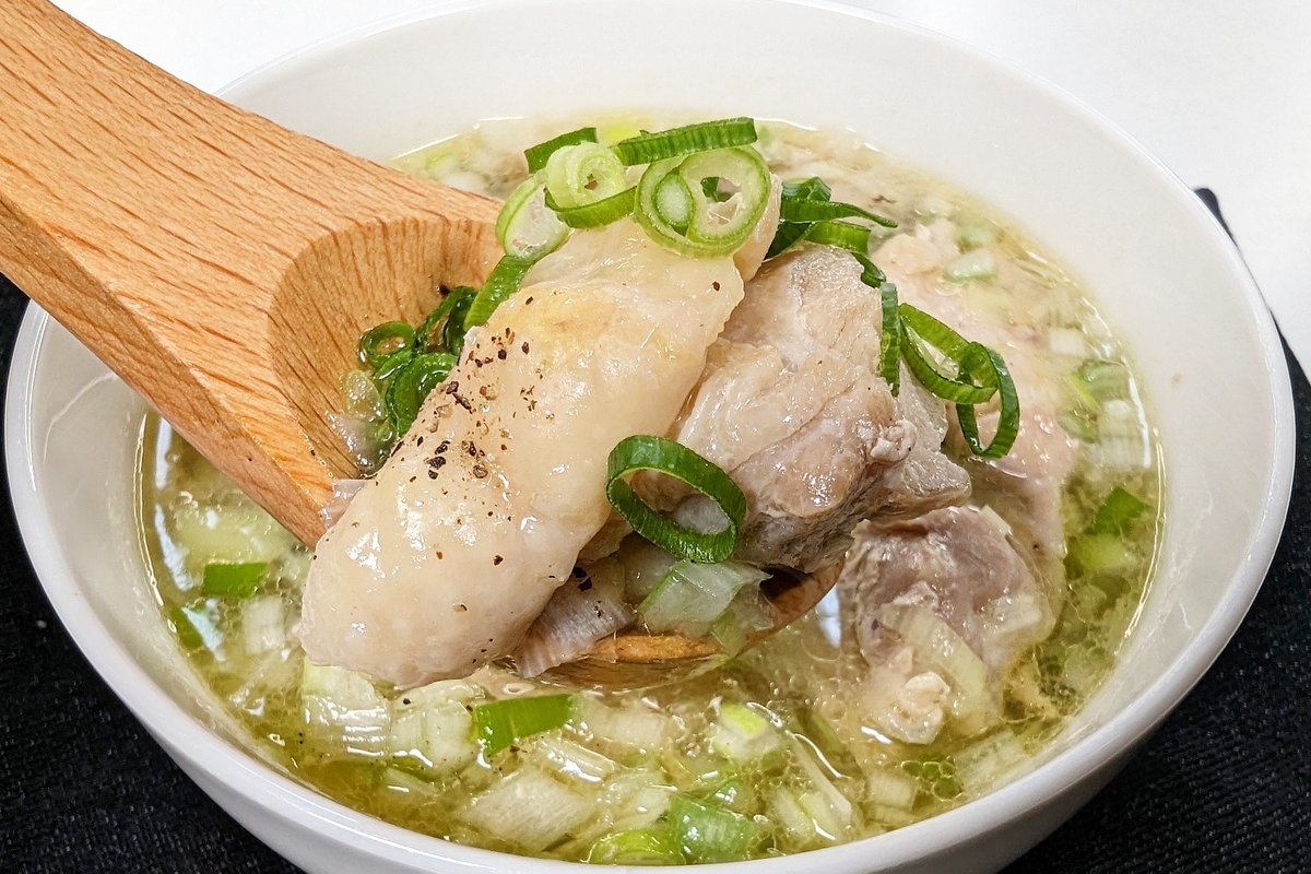 hamagohan_r's tweet photo. 【悪魔的美味さ！鶏とネギの炒めスープ】

一度炒めているので香ばしさもあっておかずいらずのレシピです！
ネギの旨みがたまらないので是非！

【材料】
鶏もも肉 300g
長ネギ 1/2本
小口 青ネギ適量
水 400㏄
白だし 小さじ1
塩 ひとつまみ
鶏がらスープの素 小さじ2
黒胡椒 適量
ごま油 小さじ1

【作り方】
①鶏もも肉を一口サイズに切り長ネギをみじん切りにする
②熱したフライパンにごま油を引いて中火で鶏もも肉を軽く焼き色がつくまで炒めて長ネギを加え塩を振る
③水、白だし、鶏がらスープの素を加えて温めたらネギをのせ黒胡椒を振って完成！