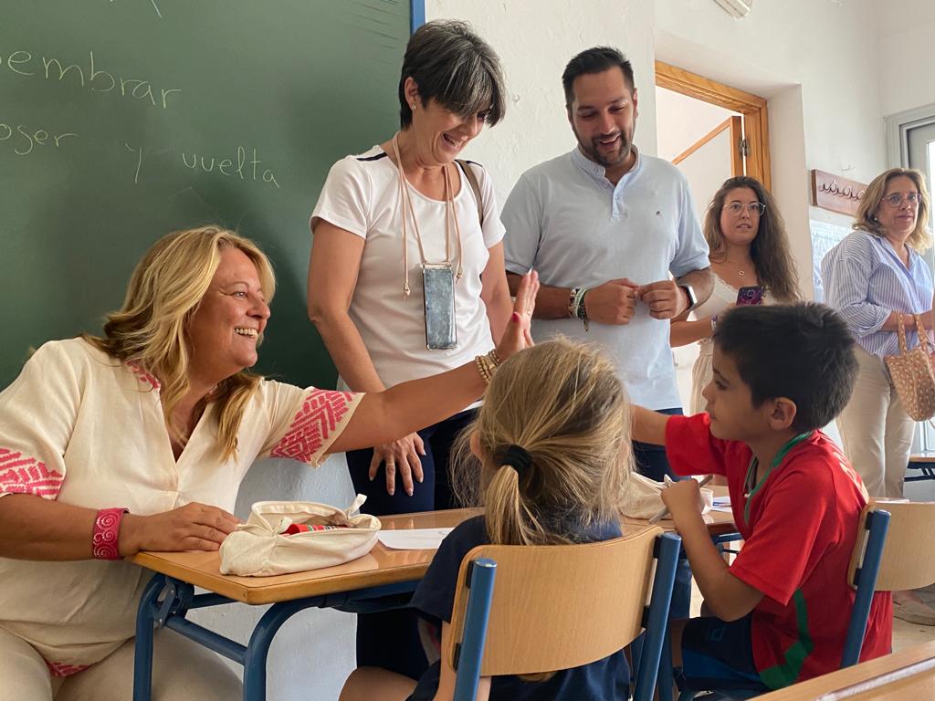 AngelaHidalgo07's tweet photo. Seguimos visitando las 11 Escuelas Verano #Jaén que desde @IgualdadAND hemos puesto en marcha.
Trabajar haciendo felices 😍 a 440 niños👶 es todo un privilegio
Gracias @insertandalucia por vuestro gran trabajo @CeipRey #Andújar 👏 https://t.co/j9CW6XoRJO
