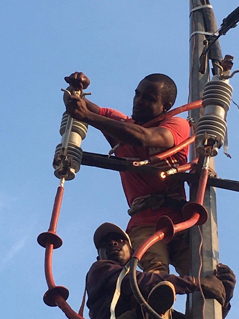Implantation d’une nouvelle cabine 15kV/400V.
Placement des fusibles MT.
<a href="/Snel_Officiel/">𝐒𝐍𝐄𝐋_𝐎𝐅𝐅𝐈𝐂𝐈𝐄𝐋💡</a>