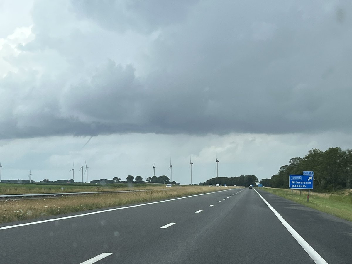 Tuba boven de waddenzee zojuist! @weermanreinier <a href="/helgavanleur/">Helga van Leur ☀</a> <a href="/StormchaserNL/">Wouter van Bernebeek</a>