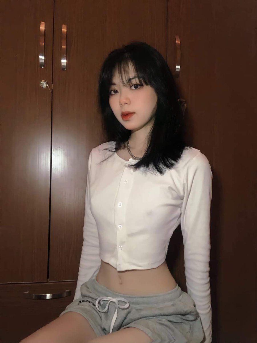 CarletonCasper's tweet image. Bầu trời xanh, làn mây trắng. Anh yêu nắng hay yêu em?😛