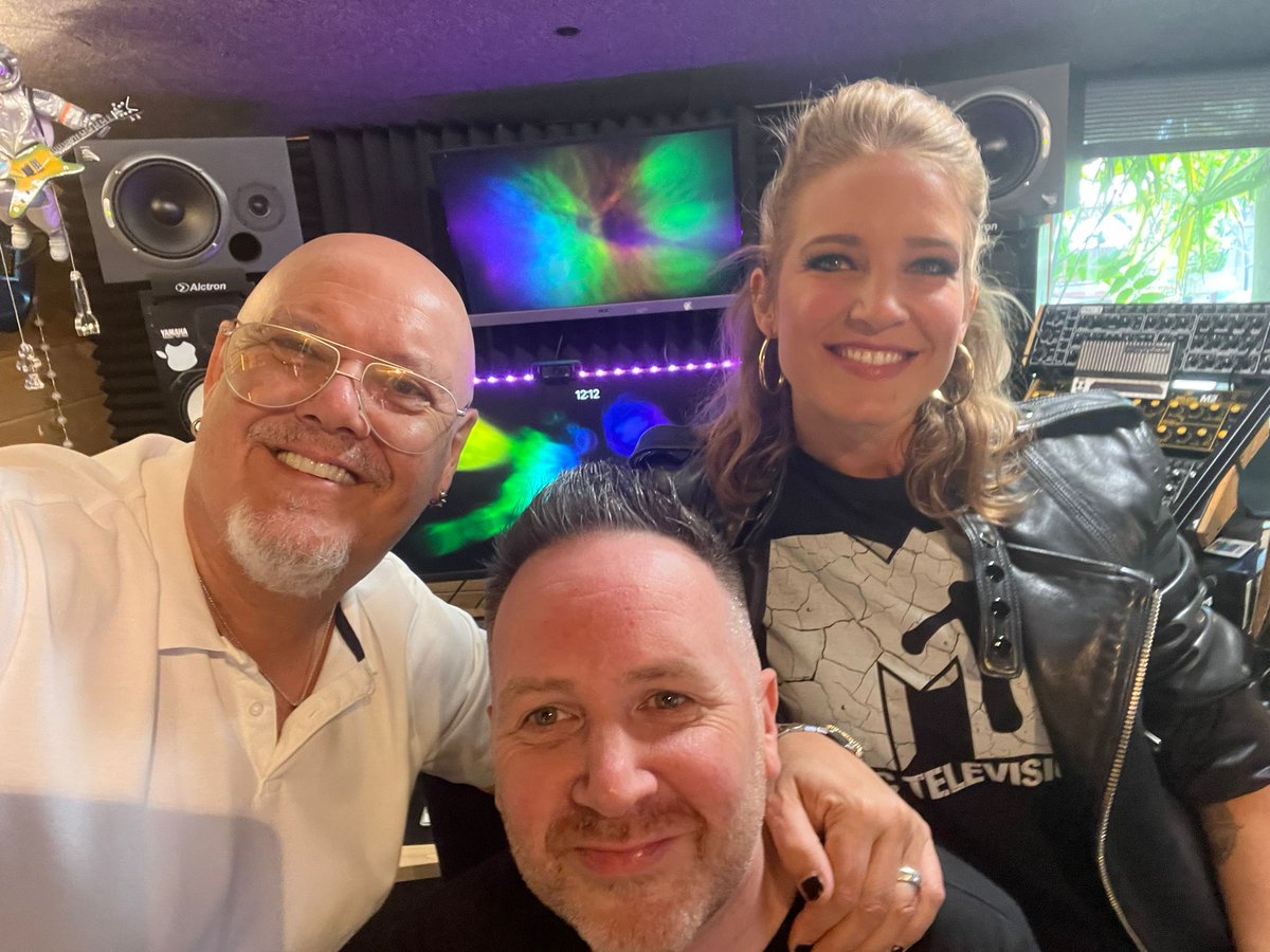 backstreetjoe's tweet image. Had the BEST day with these 2 yesterday plotting world domination. #scalahearts coming soon 🩷💛 @Wildericky @ILOVENINAMUSIC @NewRetroWave