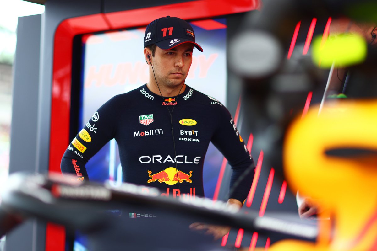 FormulaDirecta's tweet photo. 🚨 Checo Pérez manda un mensaje a aquellos que acusan a Red Bull de sabotaje: "Es una locura lo que se dice fuera".

👉 "Mi coche y el de Max son iguales. Y no me han tocado el coche, eso es imposible".

👉 "El interés del equipo es tener a los dos coches ahí arriba cada carrera. Es una locura lo que se dice fuera. Hay mucha especulación".

[@mundodeportivo]

#F1 #HungarianGP 🇭🇺