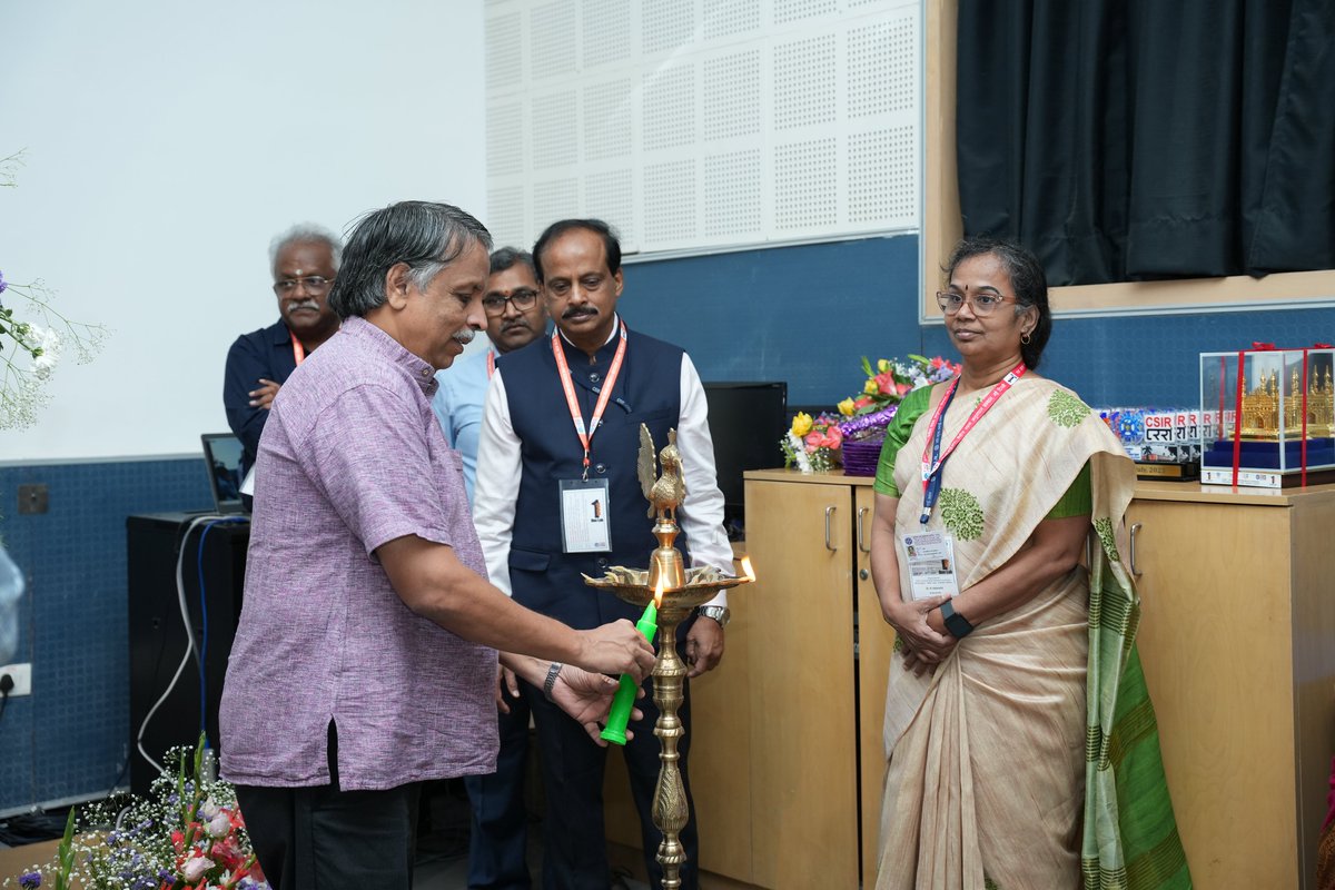 CSIRCRRI's tweet photo. Embarking on a #JourneyofInnovation!
Celebrating the brilliance of CSIR, DG, @CSIRIndia & Secretary, @IndiaDST inaugurated the #NextGenerationTransport event at @IIITHyderabad on 21st July 2023 as part of ongoing #OneWeekOneLab celebrations (16th - 22 July 2022).
#CSIRInnovates https://t.co/PGXEKbItfX