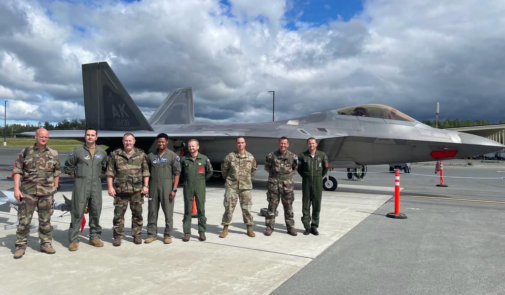 CEM_AAE's tweet image. En route vers #PEGASE23, 1e étape en Alaska. Merci au LtGen Nahom 🇺🇸 pour son accueil dans cette région stratégique.

On the way to #PEGASE23, 1st stage in Alaska. Thanks to LtGen Nahom 🇺🇸 for his hospitality in this strategic region.

@11th_Air_Force
@USNorthernCmd
@ANRALCOM