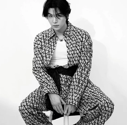 AboutMusicYT's tweet photo. Suga has surpassed 2.5 BILLION streams on Spotify (all credits).

- He's the first kpop soloist in history to reach this. https://t.co/SQtxfFrPdA
