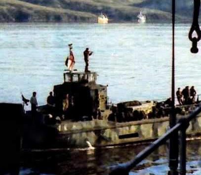 FlMichele69's tweet photo. Playing the violin 🎻
LCU > LPD #HMSIntrepid
San Carlos #FalklandsWar 1982
@RoyalNavy @RoyalMarines
📷 @Bruce437t LPD #HMSFearless https://t.co/jxXSIemNtw