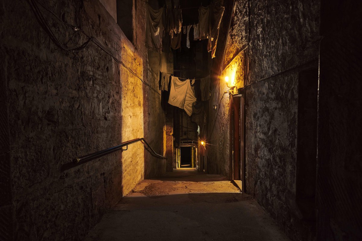 🕯️ Could you ever have imagined that just below the Edinburgh City Chambers... lies this? 📜 Discover the stories of real people who lived, worked and died on #MaryKingsClose during the days it was still open to the sky. ☀️