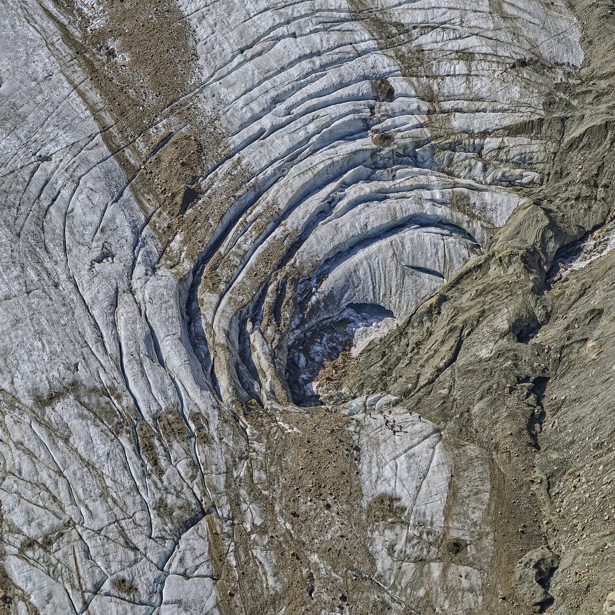 EdmaierAerials's tweet photo. Huge collapse structure in the thinning tongue of Forni Glacier, Ortler Group, Italy (note mountaineers below crater). From my new book ”AlpenEis" (Rother)
#glacier #ghiacciaio #gletscher #ClimateCrisis #GlobalWarming https://t.co/WxoIgbwP0I