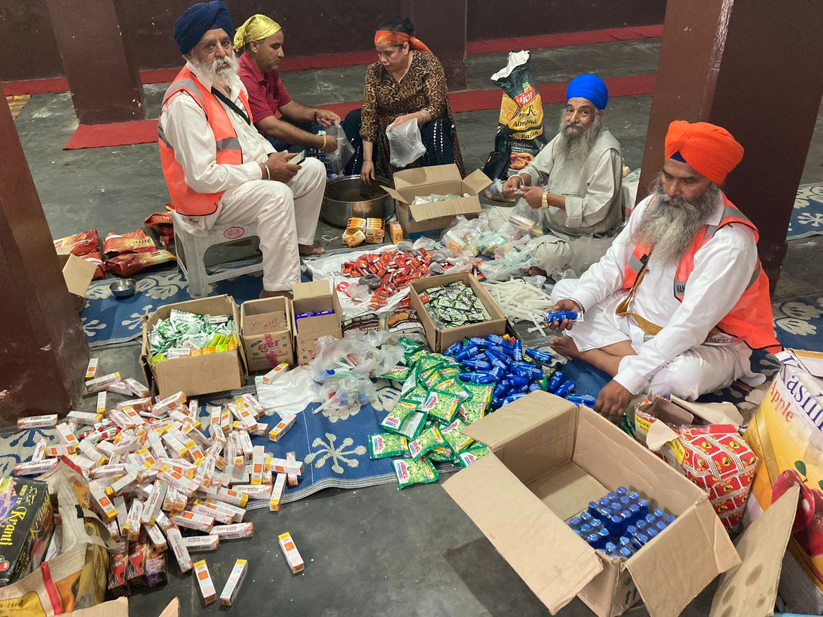 NSS_Foundation's tweet photo. Team Nanak Shahi Sansar Foundation, packing essential items kits for flood affected people in Kullu Himachal Pradesh.
#SarbatDaBhala
#MissionSewa
#NSSFoundation
#TeamNanakShahiSansar
#HimachalFloods https://t.co/imD4Rk9abY