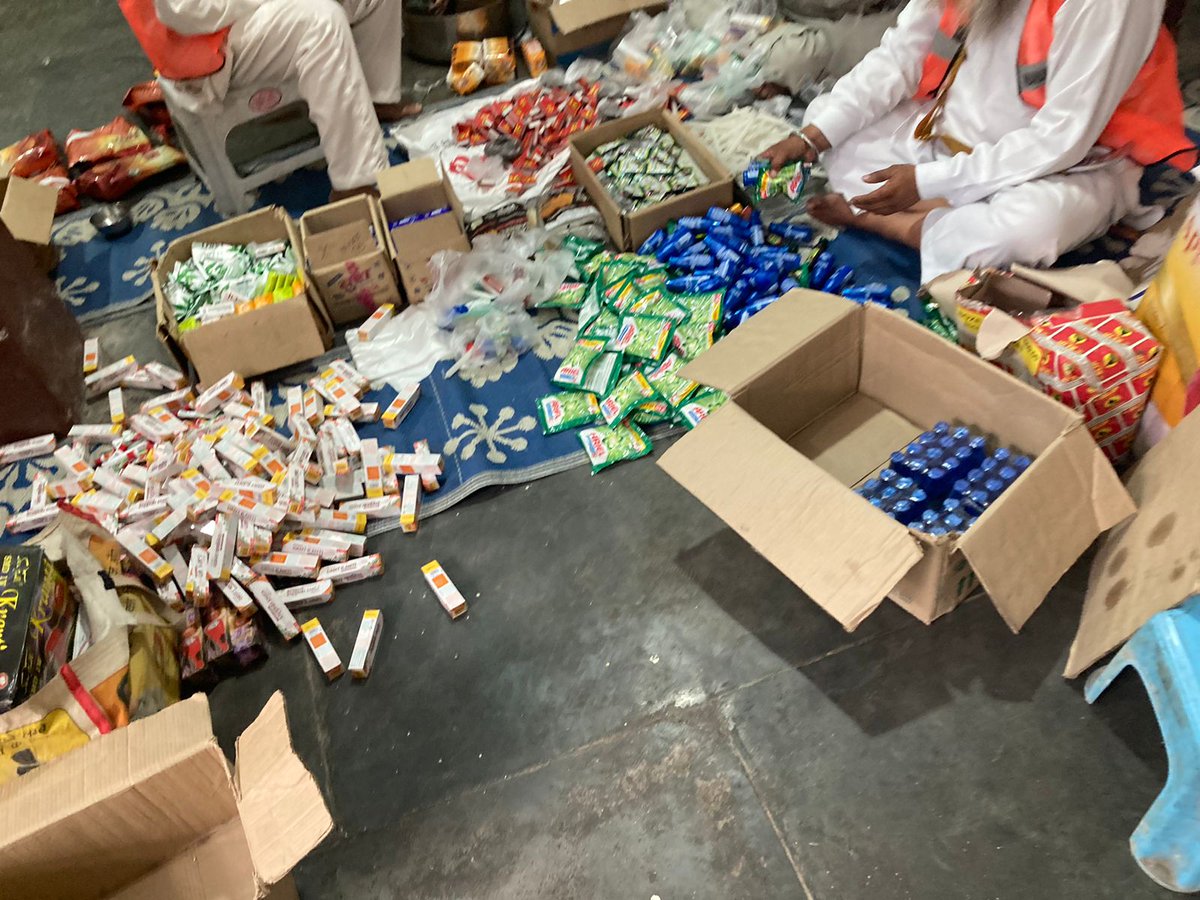 NSS_Foundation's tweet photo. Team Nanak Shahi Sansar Foundation, packing essential items kits for flood affected people in Kullu Himachal Pradesh.
#SarbatDaBhala
#MissionSewa
#NSSFoundation
#TeamNanakShahiSansar
#HimachalFloods https://t.co/imD4Rk9abY