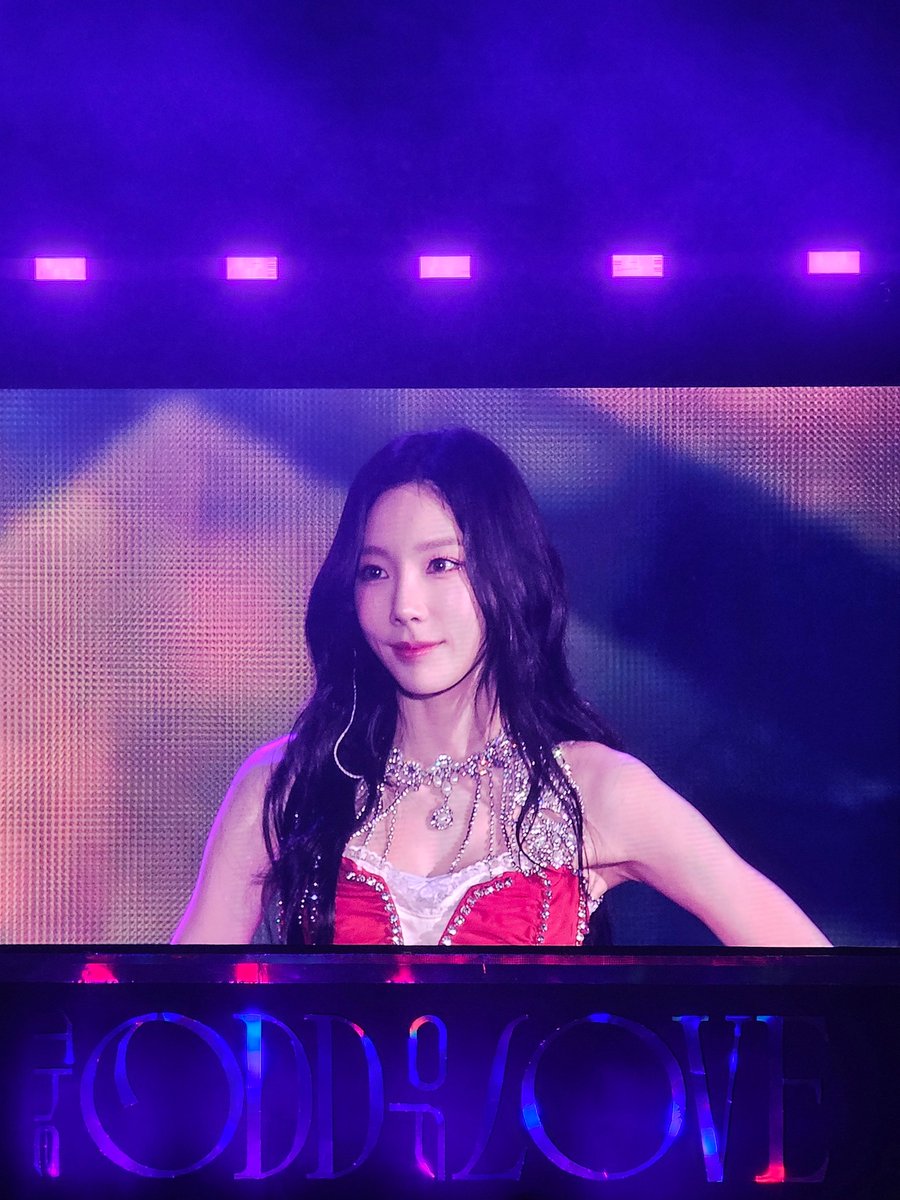 popeanuts's tweet image. 😭🫶 #TAEYEON_TheODDOfLOVE_in_JAKARTA #태연 #TAEYEON #소녀시대 #SNSD