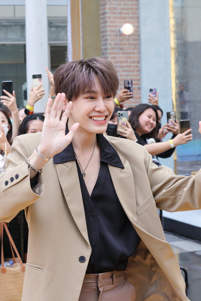 bewwpckss's tweet photo. 230722 :  งุ้ยยย หล่อ หล่อแบบสิ้นเปลืองมากกกกกกก สีผมใหม่ก็ดีย์ ดีย์มากกกกกกกกกกกกกกกกกกก 🐱🌻

~ @bb0un 

#bb0un 
#อมยิ้มของบุ๋นไออุ่นของเฮีย
#NESCAFEGoldCremaXBb0un https://t.co/CzZ2QfSXFC