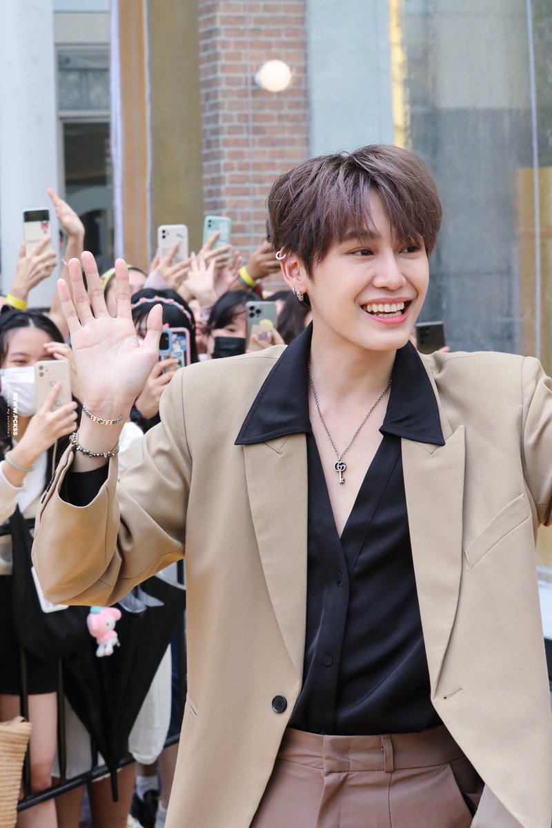 bewwpckss's tweet photo. 230722 :  งุ้ยยย หล่อ หล่อแบบสิ้นเปลืองมากกกกกกก สีผมใหม่ก็ดีย์ ดีย์มากกกกกกกกกกกกกกกกกกก 🐱🌻

~ @bb0un 

#bb0un 
#อมยิ้มของบุ๋นไออุ่นของเฮีย
#NESCAFEGoldCremaXBb0un https://t.co/CzZ2QfSXFC