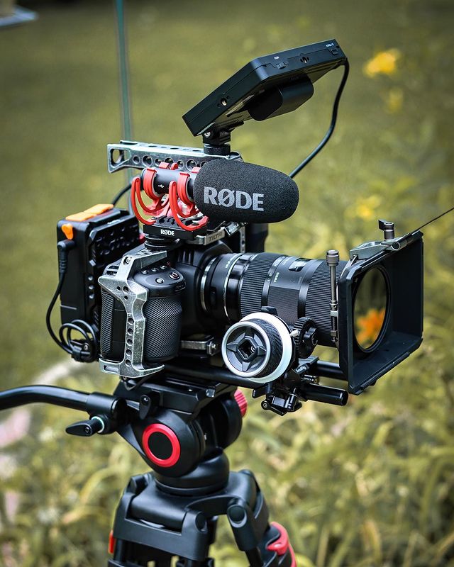 ZGCINE_Global's tweet photo. BMPCC 4K Build 🎥🎥
ZG-V50 Power for Creator🔋 ⚡
#zgcine #zgcinevmount #zgcinebattery #vmountbattery #vmountbatteryplate #vlockbattery #camerabattery #cinebattery #vmountbatteries #camerasetup #camerarig #filmmaker #filmmaking #filmphotography #videography #cinematographer https://t.co/yIfF60Vaxd