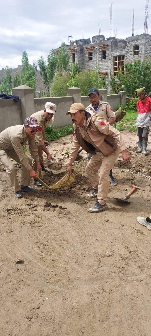 DGP_Ladakh's tweet photo. Ladakh Police springs into action! 

Deploying all resources, including Quick Reaction Team, UTDRF, Traffic Police, F&amp;ES to swiftly respond to flash flood devastation in Leh town.

#LadakhFloodRelief #LehStrong

@lg_ladakh @DC_Leh_Official @DIPR_Leh @LehPolice @pdnitya https://t.co/HJtm79viLx