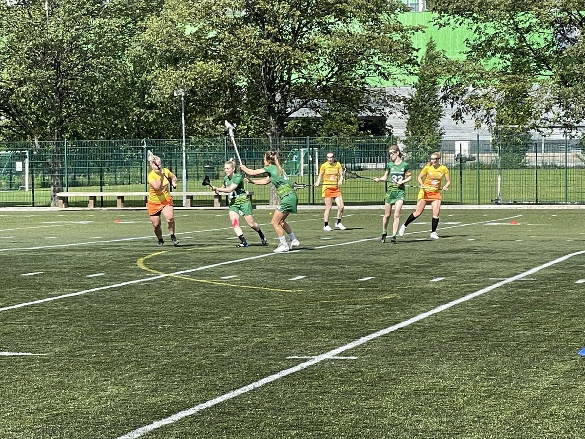 Lacrosse pelataan Suomessa myös. Nuorimman tyttären harrastus, joka tarttui mukaan vaihto-oppilasvuodesta. Mielenkiintoinen laji👍