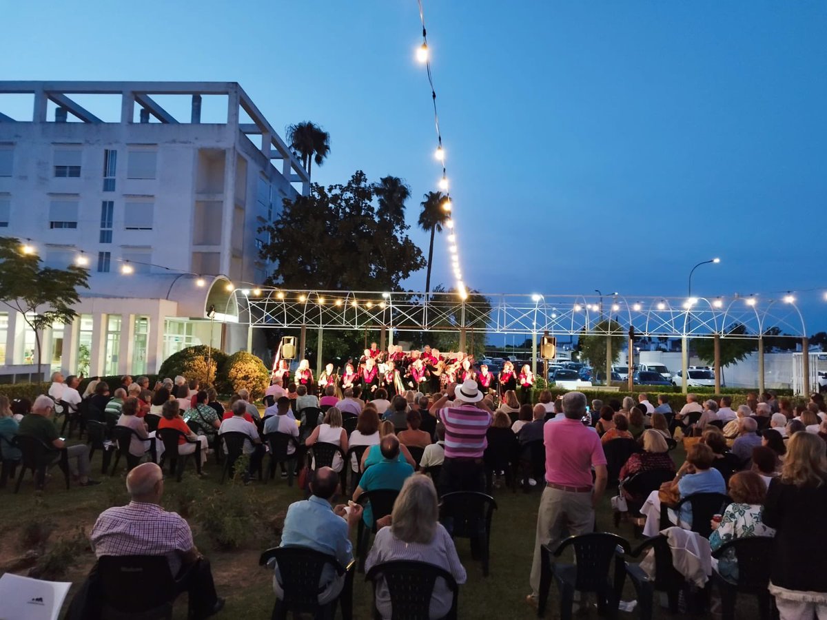 ResidenciaRucab's tweet photo. Siempre que vienen lo pasamos genial 😄, La Tuna de Mayores de la ciudad de Badajoz estuvo anoche en el jardín de la #Rucab, donde más de 180 personas disfrutaron de estos artistas que cantaron y tocaron 🪕para interpretar diversos temas conocidos 🎶
.
.
.
#VeranosEnLaRUCAB https://t.co/U8CpaX0IR6