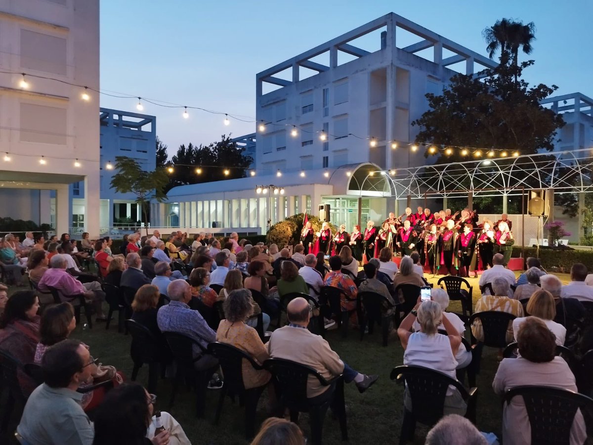 ResidenciaRucab's tweet photo. Siempre que vienen lo pasamos genial 😄, La Tuna de Mayores de la ciudad de Badajoz estuvo anoche en el jardín de la #Rucab, donde más de 180 personas disfrutaron de estos artistas que cantaron y tocaron 🪕para interpretar diversos temas conocidos 🎶
.
.
.
#VeranosEnLaRUCAB https://t.co/U8CpaX0IR6