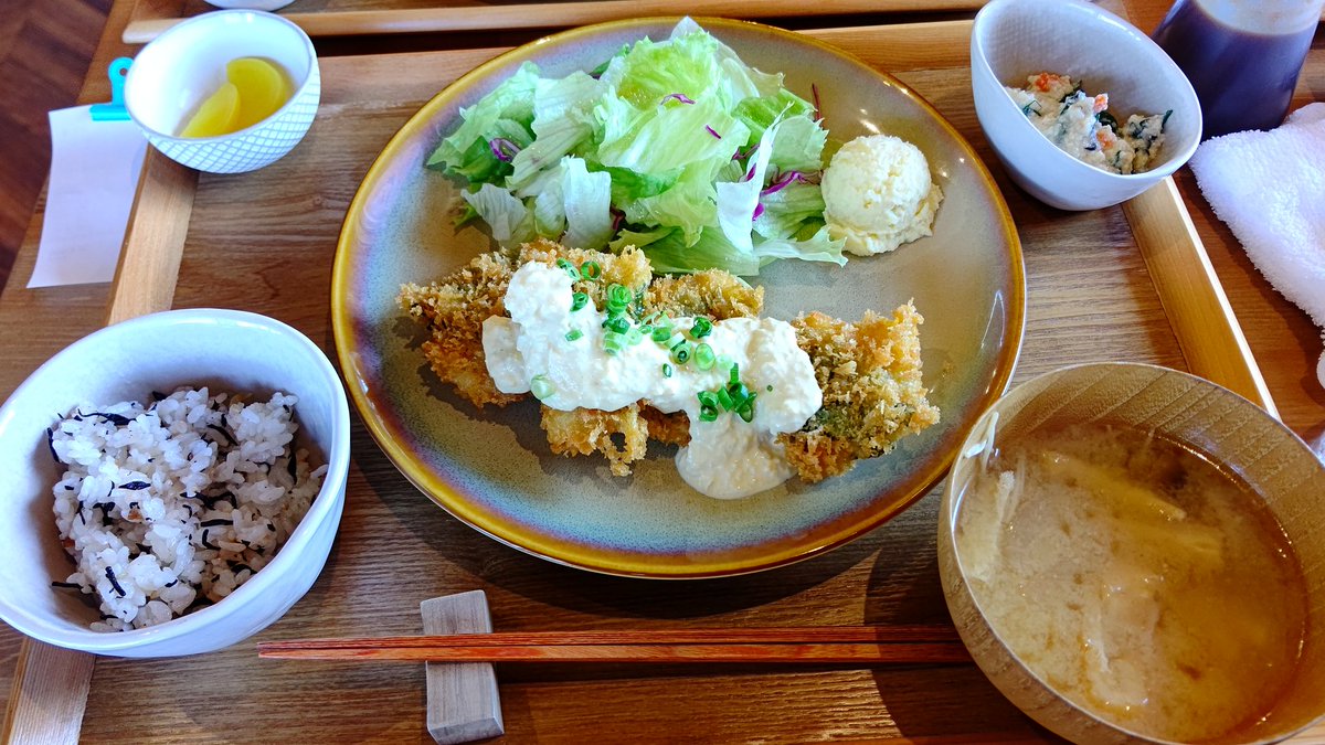 今日のお昼ご飯😋

カジキマグロフライ定食😊

ダイエット中なので、なるべく脂質が少ないメニューを選んでます👍

３週間で３kg痩せました✌️

あとは卓球で勝てるようになればいいのですが・・・😭

#きのみやしょくどう
#カジキマグロ
#ダイエット