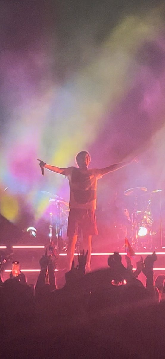 obviouslyclara's tweet photo. je vais avoir besoin de temps pour procéder ce qui vient de se passer . 
@Louis_Tomlinson i love so much thank you for everything and for that incredible night 😭🤍 https://t.co/K9HtHX3GTq