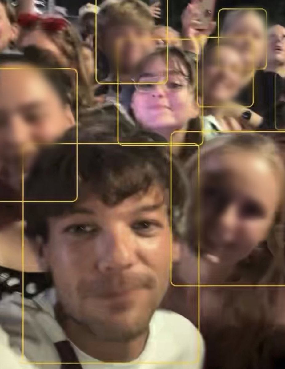 obviouslyclara's tweet photo. je vais avoir besoin de temps pour procéder ce qui vient de se passer . 
@Louis_Tomlinson i love so much thank you for everything and for that incredible night 😭🤍 https://t.co/K9HtHX3GTq