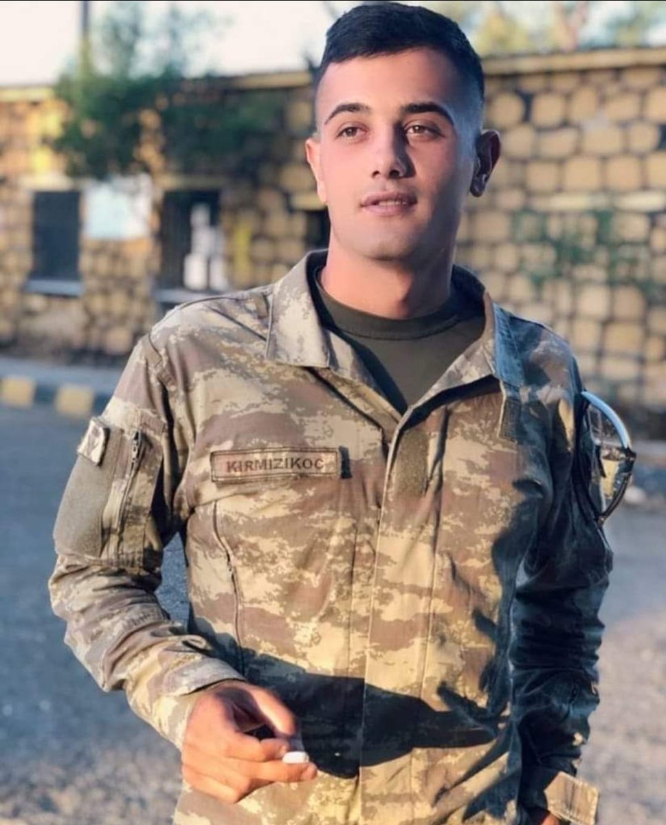 Irak'ın Kuzeyi Zap bölgesinde icra edilen Pençe Kilit operasyonunda helikopter palisinin çarpması sonucu ağır yaralanan 🇹🇷Piyade Uzman Çavuş Enes Kırmızıkoç Şehit oldu.