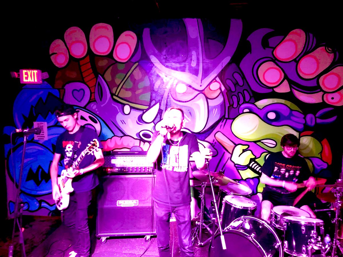 From our show at the Hi-Tone 🔥😈
#poppunk #poppunkbands #poppunkshows #memphisbands