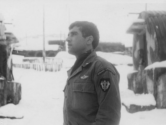 ΝΙΚΟΛΑΟΣ ΚΑΤΟΥΝΤΑΣ

22 Ιουλίου 1974. Ο λόχος του διατάχθηκε να αντιμετωπίσει τους Τούρκους εισβολείς με τον ελαφρύ οπλισμό του στον Άγιο Γεώργιο Κερύνειας. Επικεφαλής 62 ανδρών, συνάντησε σκόρπιους πεζικάριους από το 251 που οπισθοχωρούσαν. Τους ρώτησε πού είναι οι Τούρκοι. Αυτοί