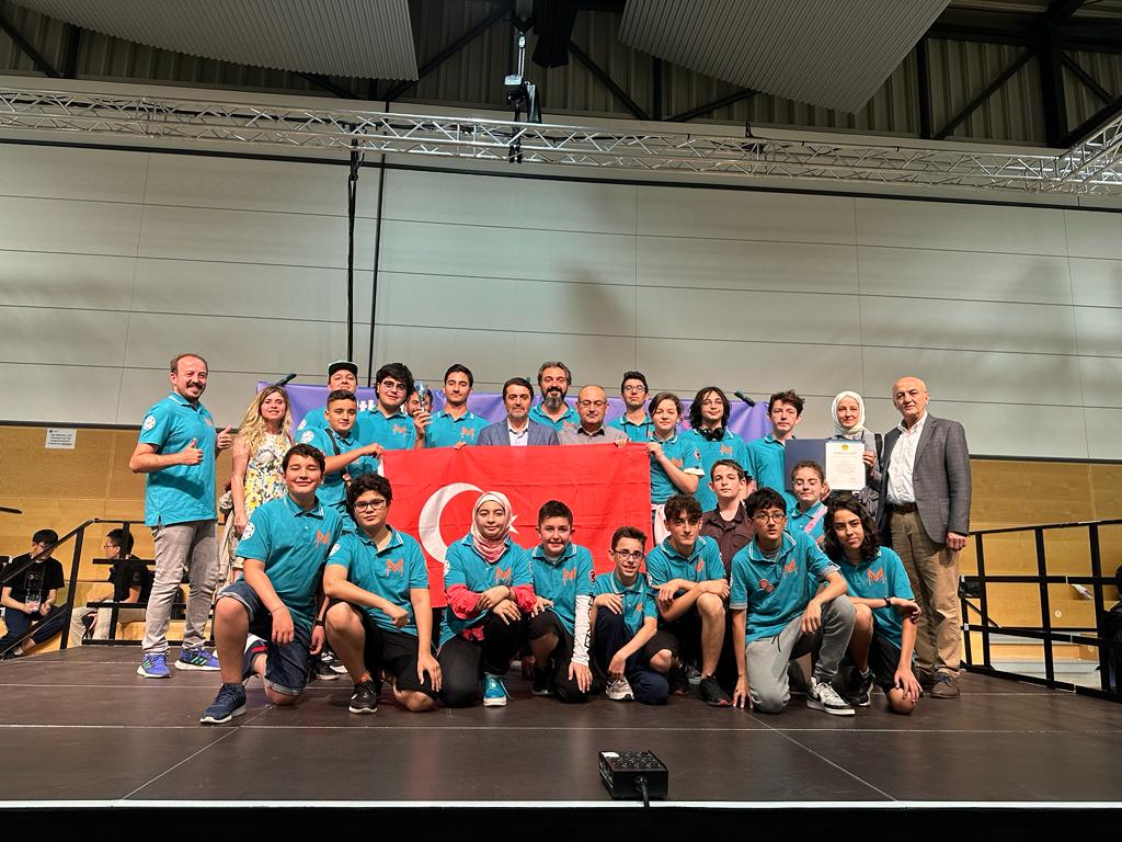 Gopbilsem's tweet photo. Öğrencilerimiz, Almanya Ostfalya Üniversitesi’nde düzenlenen 28. Uluslararası FIRA Roboworld Olimpiyatı’nda Dünya 1. oldular.Öğrencilerimizi, öğretmenlerimizi ve idarecilerimizi kutlar, başarılarının devamını dileriz.
@tcmeb @MebOrgm @BilsemMeb @istanbulilmem @gopmem @YUSUFUZANTI https://t.co/7IbZ1FOo8R