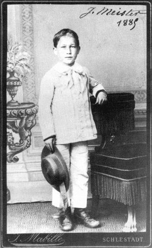 #Curiosidades 

En 1885 Louis Pasteur estaba investigando una vacuna para tratar la rabia que, aunque se había aplicado y experimentado perros, no había sido probada en humanos. Entonces aparece en escena un niño de 9 años que, camino de la escuela, azuza a un perro con un palo y