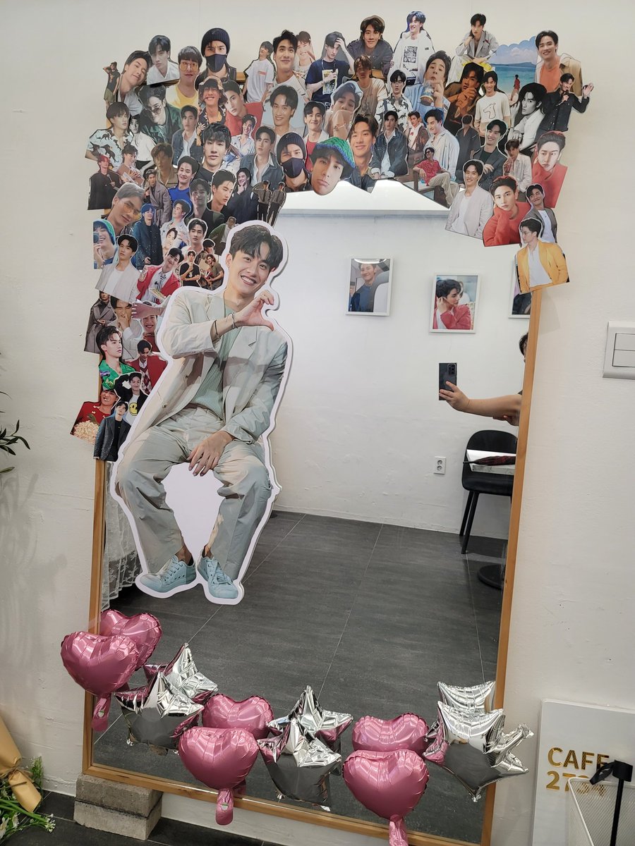 mjl2401's tweet photo. 드뎌~ 생카에 왔어요~ 늦어서 많은 분
들 뵙진 못했어요~ 왔던 곳이지만 또~
헤매고만 카페찾기~ 골목 들어와서 오
는길에 알았다~ 넘 예쁘게 꾸며주신~
떼이생일카페~ 넘 멋진 모습이 가득 하
네요~ 떼이야~ 생일 축하한다~32💙

#떼이_ON_여름
#Taytawan32ndBirthday
#Tawan_V https://t.co/aYReiVons8