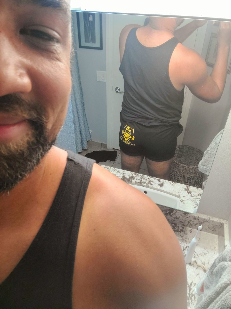 BDaveWalters's tweet photo. Y'all @VampX13 gifted me a pair of Wolverine booty shorts as the culmination of a year-long quest, and I don't hate them.

I'm serving Magnum PI / Wilt Chamberlain realness; it's caked up Comic Con😅 https://t.co/qsnXehdJq4
