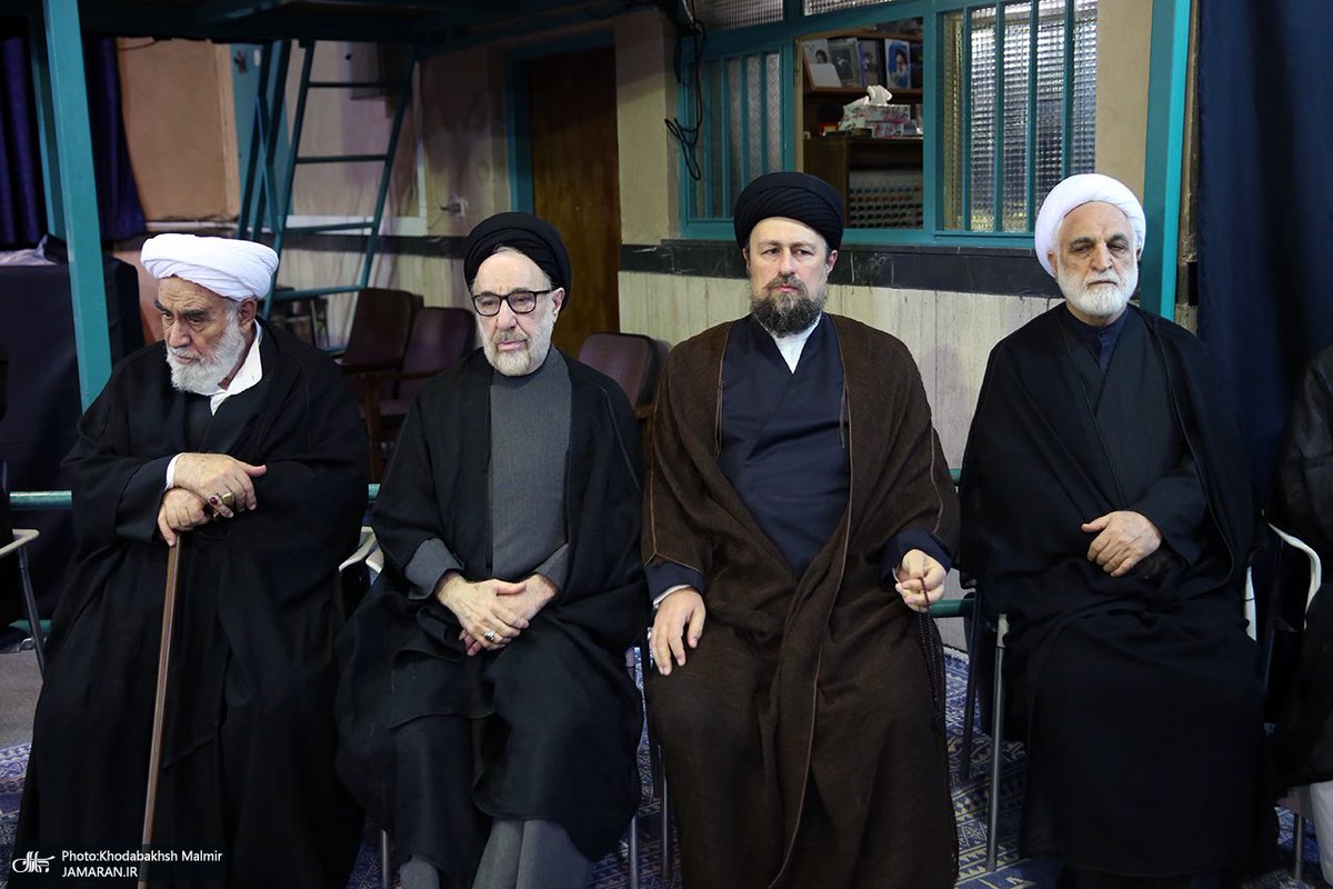 abtahi_m's tweet photo. گاهی تصادف چگونه آدمها را بغل هم 
می ��شاند؟
مراسم نماز آیه الله حسن صانعی https://t.co/lkOeraukJ4