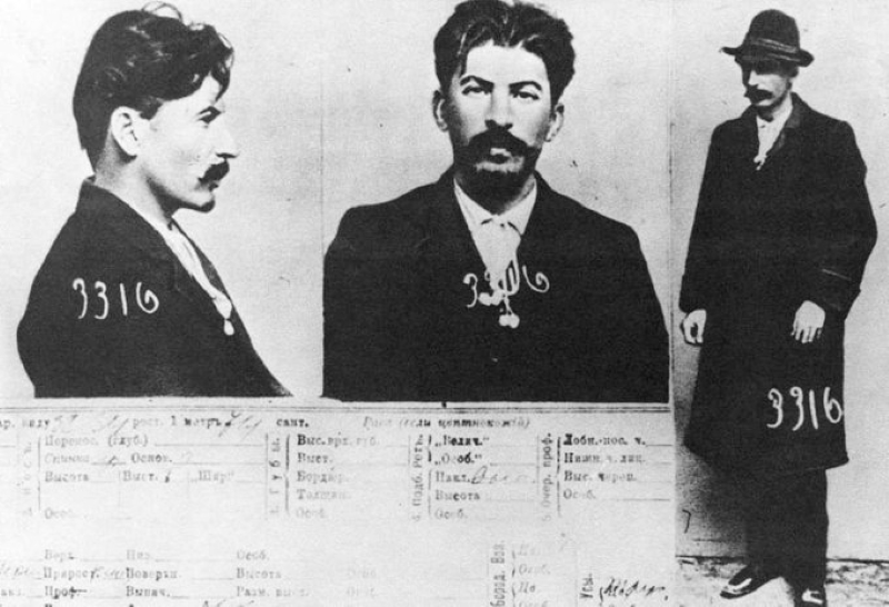 Στις 26 Ιουνίου 1907 συνελήφθη για ληστεία μετά φόνου χρηματαποστολής στην Τιφλίδα.
Ήταν ο Ηωσήφ Τζουκασβίλι.
Ο μετέπειτα αιμοσταγής πατερούλης Στάλιν.