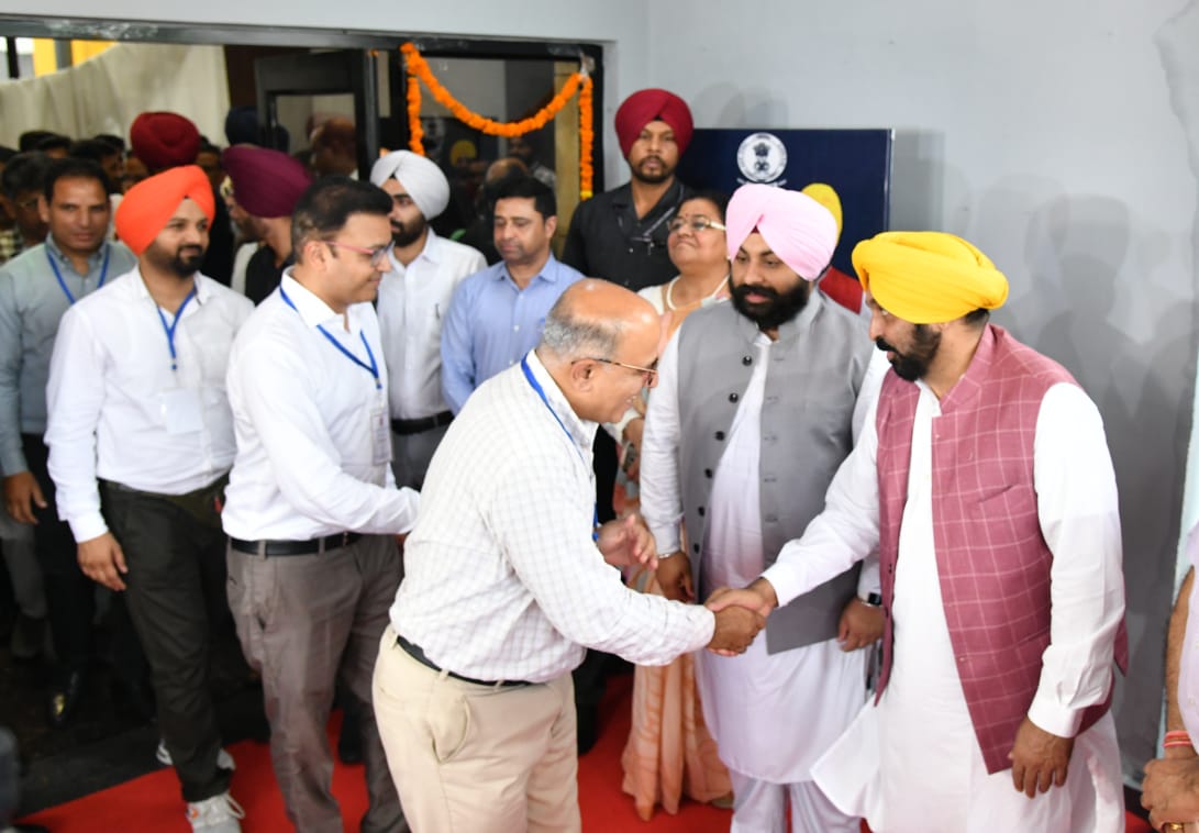dailypostpunjab's tweet photo. CM ਮਾਨ ਨੇ ਤੀਜੇ ਤੇ ਚੌਥੇ ਬੈਚ ਨੂੰ ਸਿੰਗਾਪੁਰ ਲਈ ਕੀਤਾ ਰਵਾਨਾ
#Chandigarh #Punjab #CM #BhagwantMann #EducationMinister #HarjotBains #Departed #Showing #GreenFlag #72Principals #2ndBatch #Singapore #GalleryPics #Dailypostpunjabi #Dailypost https://t.co/YhVysFsuwX