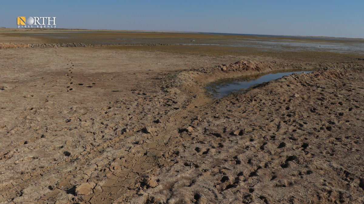 NPA_English's tweet photo. #Turkey's decision to cut off water supply to #Syria’s Euphrates River, continues to have severe consequences, including a receding water level that is causing a drought. The impact on agriculture, access to potable water, and electricity generation is taking a significant toll.
#North_Press #Tabqqa