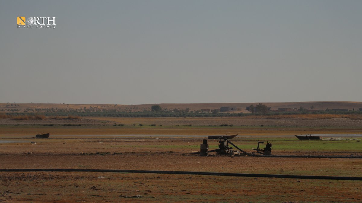 NPA_English's tweet photo. #Turkey's decision to cut off water supply to #Syria’s Euphrates River, continues to have severe consequences, including a receding water level that is causing a drought. The impact on agriculture, access to potable water, and electricity generation is taking a significant toll.
#North_Press #Tabqqa