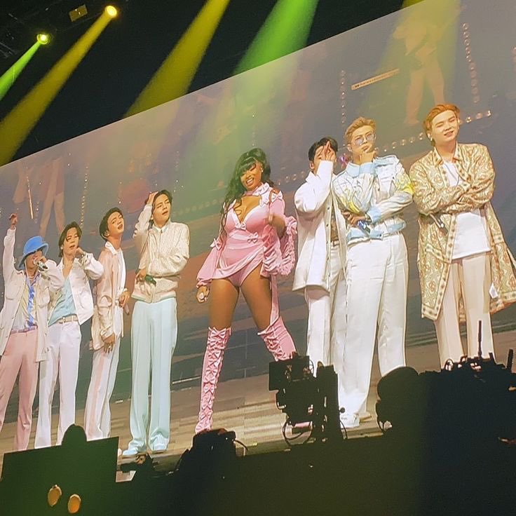 a barbie and 7 kens.  🎀