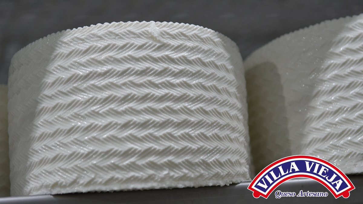 ¿Lo dejamos que cure? ¿O nos lo comemos ya como un rico queso fresco? 

#QuesosDeCabra #VillaVieja #Calasparra #Quesería #Murcia