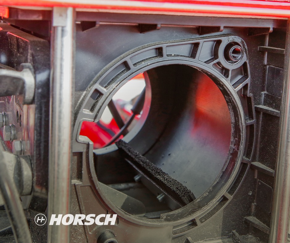 HORSCH_France's tweet photo. Pour #semer en toute #tranquillité, qq #verif s'imposent sur votre #doseur ✔
🌱#semis petites #graines :
▪ brosses
▪ bavette
👉 #pieces à renouveler
🌱Couvercle grosses graines: utile!
et aussi ...
▪ Déflecteur
▪ Réglette de guidage
▪ Trappe guillotine
💪#semis2023 https://t.co/4FowbZsBOW