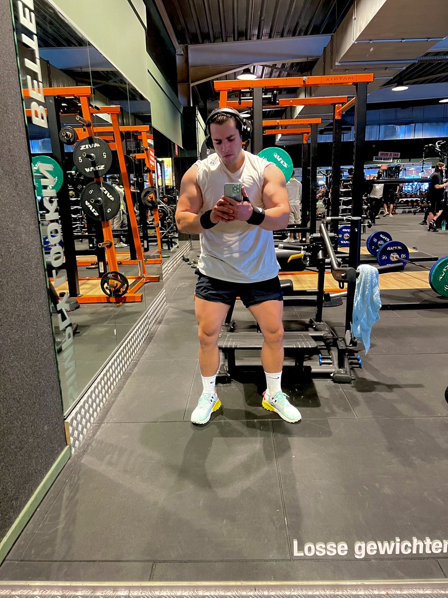 OnlyUmut's tweet image. Goedemorgen antwerpen. / fitness basic fit. We zijn wat we regelmatig doen..