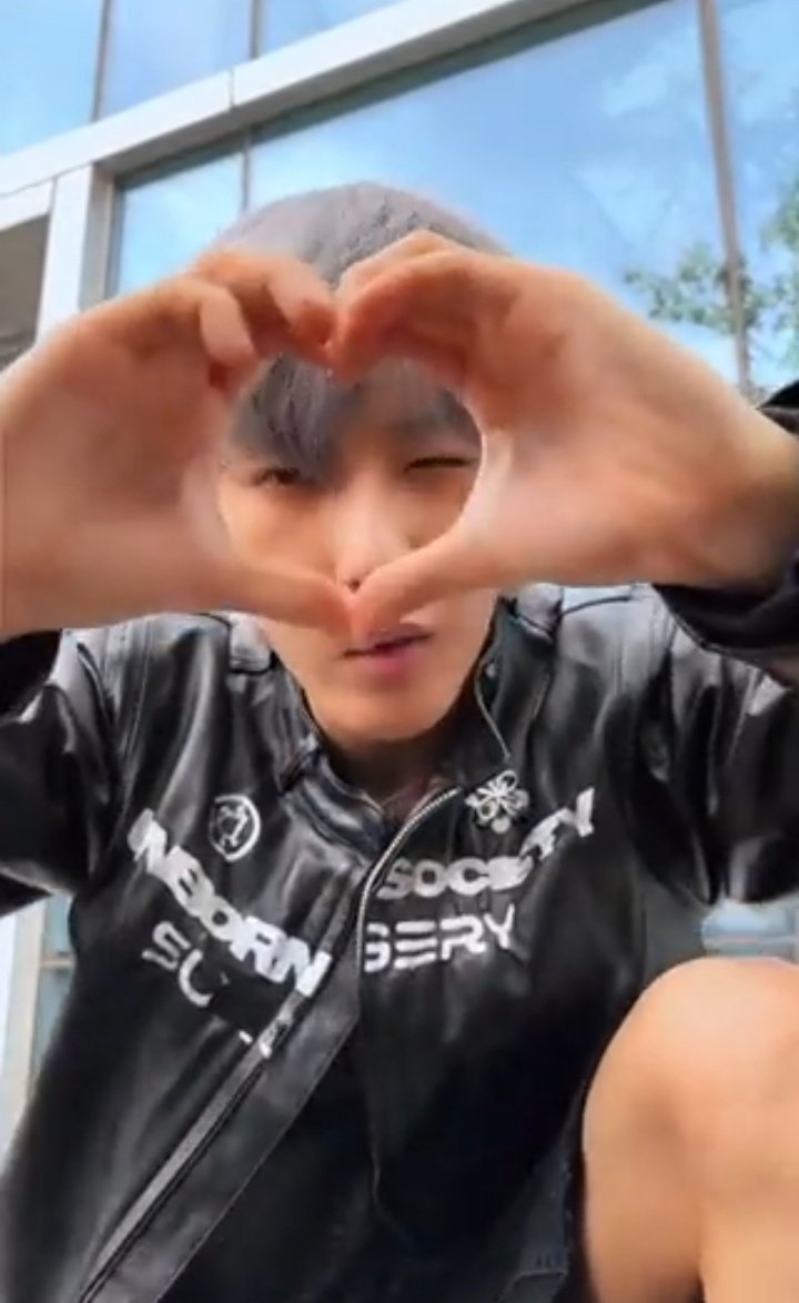 94ifjun's tweet image. Akhirnya sang pelopor ikutan jg 🤩 terus ditambahin gerakan buat endingnya jg nih 💛 #RenjunSOSchallenge