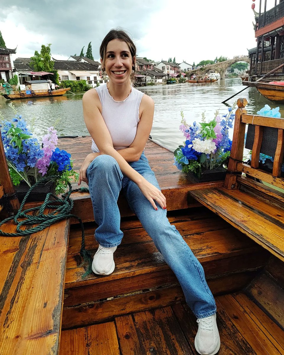 Acabei de retornar da China 🇨🇳. Estive em Xangai, Shenzen e Guangzou. O país oriental está em constante transformação e muitas coisas que li antes de viajar não são compatíveis com o que vi. Este fio reúne minhas impressões sobre o país. Segue 🧶