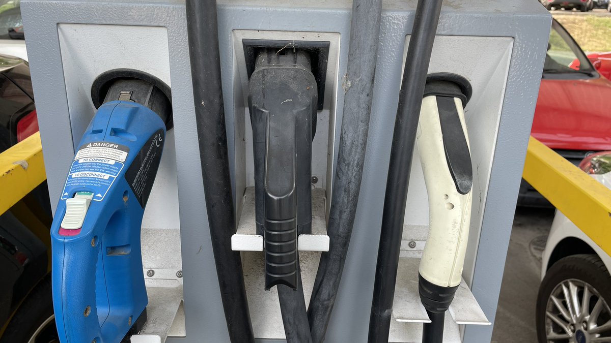 Dr_Eco_EV's tweet photo. 🔴Este es el estado actual de la electrolinera de La Granja (Segovia).
Un proyecto pionero y prometedor, que mal gestionado, ha propiciado que una instalación subvencionada de 40K€ sea un aparcamiento techado 🤦🏻‍♂️
#RT para dar a conocer esta situación y buscar una solución 🙏 https://t.co/EU7ym8cPJe