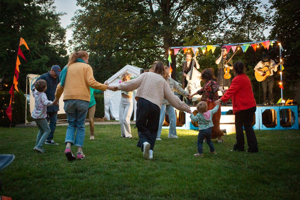 And we’re off!! We had so much fun kicking off the Garden Theatre Festival 2023 last night in the magical gardens of @Holburne!! Thank you to @ImpromptuShakes and Ninotchka for helping us start the party! 📸 Nick Spratling #GTF23 #GardenTheatreFestival