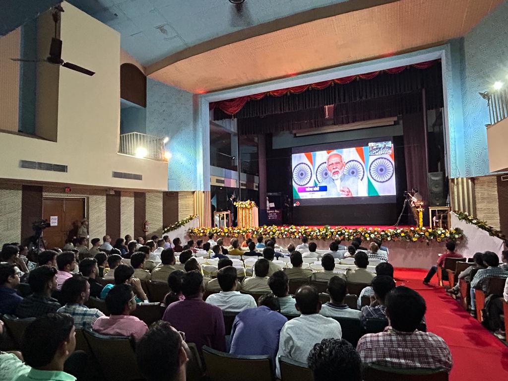 Dr. Subhas Sarkar, Union Minister of State for Education, Govt. of India, handed over appointment letters to new appointees of various departments at Howrah as part of #RozgarMela - launched by Hon'ble Prime Minister. <a href="/PMOIndia/">PMO India</a> <a href="/mygovindia/">MyGovIndia</a> <a href="/cbic_india/">CBIC</a> <a href="/FinMinIndia/">Ministry of Finance</a> <a href="/DoPTGoI/">DoPT</a>