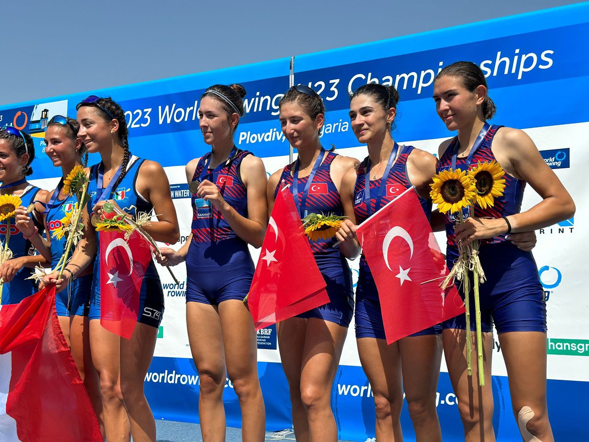 🥉🚣‍♀️ Bulgaristan’ın Plovdiv kentinde devam eden U23 Dünya Kürek Şampiyonası’nda Ebru Akınal, Deniznur Serra Baykara, Eda Erkan ve Nisan İpar’dan oluşan hafif kilo dört çifte takımımız finalde 06:46.01 derecesiyle bronz madalya kazandılar. 🇹🇷👏🏻

<a href="/TurkiyeKurek/">Türkiye Kürek Federasyonu</a>