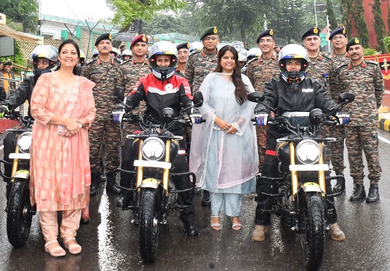 NorthernComd_IA's tweet photo. "WOMEN EMPOWERMENT"

'Nari Sashaktikaran' Motorcycle Rally team was flagged off by #LtGenAnindyaSengupta, #COS_NC & Regional Vice President #AWWA  in a glittering ceremony at Dhruva War Memorial, #Udhampur. The team interacted with Veer Naris, ESM, NCC Cadets  & children of Army Public School at #Udhampur highlighting the significance of an empowered woman.

Regional Vice President #AWWA felicitated Veer Naris of Dhruva Military Station and advocated them to play a pivotal role in the society for Women Empowerment.

The bikers paid homage to the martyrs at Dhruva War Memorial before embarking on their next lap of journey towards #Srinagar.

#KVD2023 
#KargilVijayDiwas 
#APS
@adgpi
@IAF_MCC
@indiannavy 
@HQ_DG_NCC
@tvsmotorcompany
@TheOfficialSBI
@humfauji
@udChalo
@PramericaLife