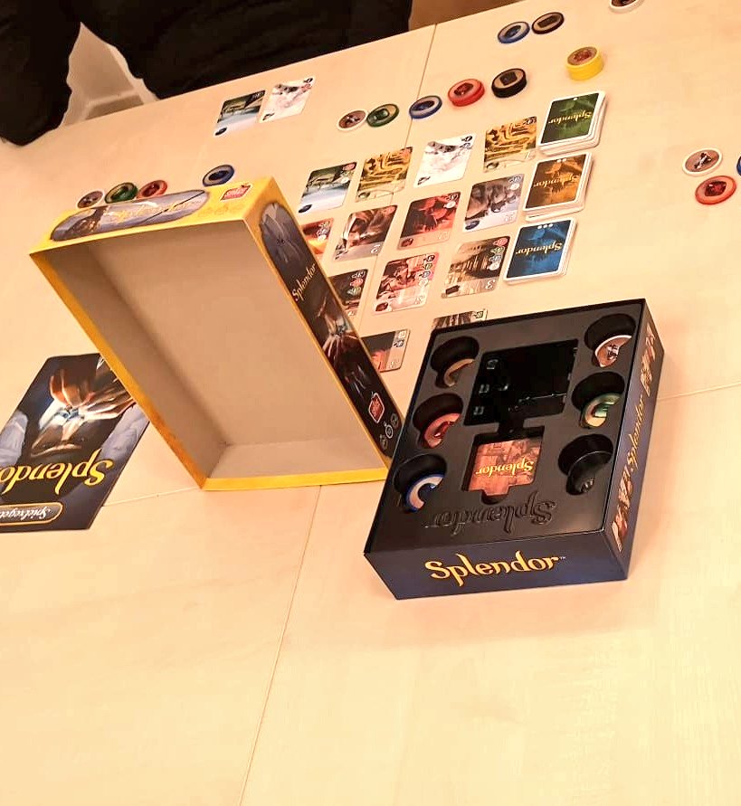 Gestern fand der zweite offene Brett &amp; Pad Brettspieltreff statt. War wieder richtig cool! #FeedTheKraken #FlammeRouge #Beast #Splendor #Tiefseeabenteuer Mein Highlight war in der großen Gruppe Feed The Kraken. Da war gleich Stimmung angesagt!